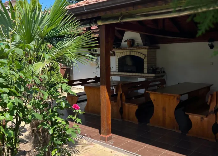 Casa de hóspedes семеен авалон 3*